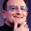 La fundación de Bono, líder de U2, recaudó 14 millones. 8 los usó para sueldos y dió sólo cien mil a caridad