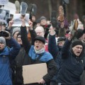 Cientos de alemanes protestan con sus zapatos en alto contra el presidente Christian Wulff