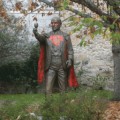 La estatua de Fraga en Cambados (Pontevedra) convertida en una especie de Superman [GAL]