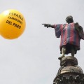 #ParoMonumental Un balón gigante aparece en la estatua de Colón y muestra la verdadera Marca España