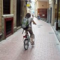 Arrolla intencionadamente con su coche a un ciclista en Zaragoza