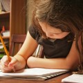 Ayudar a los niños con los deberes puede ser contraproducente
