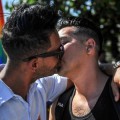 La foto de dos hombres besándose: nunca antes habíamos recibido tantos insultos en BBC Mundo