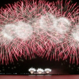 Cómo funcionan por dentro los fuegos artificiales (y por qué explotan formando esas figuras) Cómo funcionan por dentro los fuegos artificiales (y por qué explotan formando esas figuras)