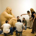 Las hiperrealistas esculturas de Ron Mueck Las hiperrealistas esculturas de Ron Mueck