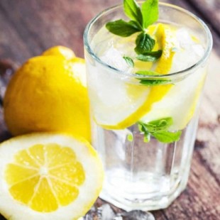 El disparate del vaso de agua con limón en ayunas: radiografía de un mito
