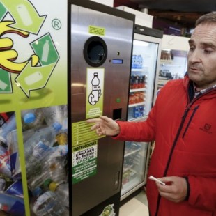 Primeras máquinas en Lugo que reciclan botellas y botes y premian con vales de compra