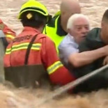 Rescate desesperado de tres ancianos atrapados por una riada en Valencia
