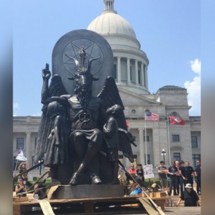 Inauguran estatua demoníaca de un templo satánico en Arkansas