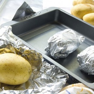 Si asas patatas envueltas en papel de aluminio, mucho cuidado con el botulismo