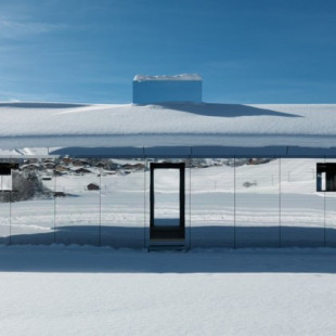 Casa de los espejos de Doug Aitken se camufla entre los Alpes suizos