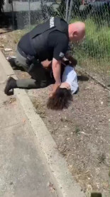Vídeo grabado con un móvil muestra a un policía de California golpeando a un niño de 14 años contra el pavimento [ENG]