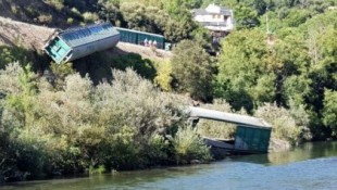 Adif tira en el río Sil dos vagones del tren que descarriló en Sobradelo hace una semana [GAL]