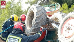 Muere un anciano al quedar atrapado bajo su tractor en Albocàsser