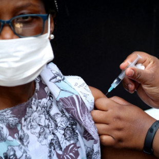 Tres vacunados por cada 100 personas en los países pobres: el caldo de cultivo para nuevas mutaciones del coronavirus