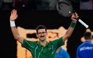 Un desconocido tenista con gafas y bigote llamado Yesvak Djokovisku llega a Australia para participar en el Open