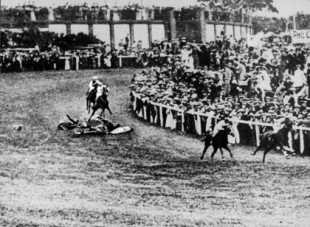 El día que una feminista fue atropellada en un hipódromo por el caballo del rey de Inglaterra