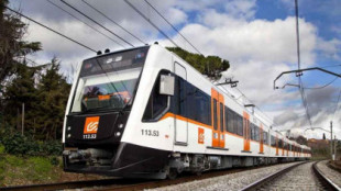 Fallece un maquinista y resultan más de 80 personas heridas en un choque entre un tren de pasajeros y otro de mercancías en Sant Boi del Llobregat