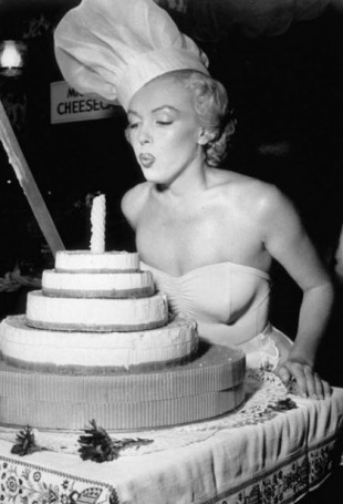 Marilyn Monroe elegida la reina de la tarta de queso en 1951