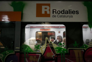 Una quincena de pasajeros heridos tras chocar una locomotora y un regional en Tarragona