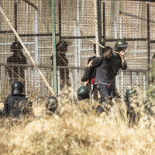 Agentes marroquíes cruzaron la valla de Melilla y golpearon a migrantes en suelo español para devolverlos en caliente