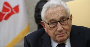 Kissinger mira más allá de la guerra: "Reintegrar a Rusia en el sistema europeo" [ITA]