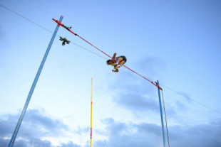 Duplantis bate el récord del mundo de pértiga al aire libre con 6,16 metros