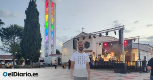 Vivares, el pueblo de Extremadura que tiñe la torre de su iglesia con los colores LGTBI para disgusto del obispado