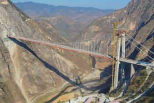 China acaba de construir un puente colgante de récord: 800 metros de largo con una sola torre