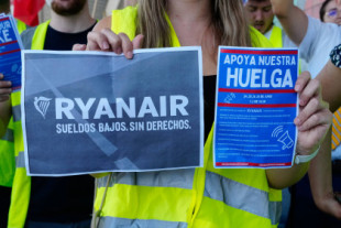 Ryanair vuela con tripulantes de cabina sin contrato