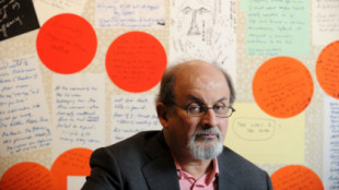 Salman Rushdie respira solo y ha podido hablar tras su apuñalamiento en Nueva York