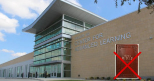 Distrito escolar de Texas retira la Biblia de sus bibliotecas por ser "inapropiada" ante quejas de contenido sexual y violencia