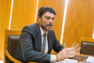 El alcalde de Alicante busca entre los 179 municipios madrileños a alguien que “enchufe” a su hija