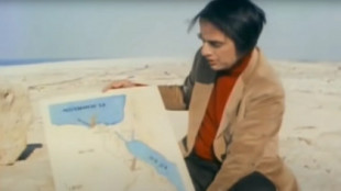Carl Sagan desmonta el terraplanismo  con dos palos y una cartulina