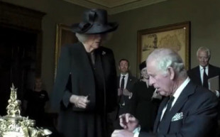 "¡No puedo soportar esta maldita cosa!": el nuevo enfado de Carlos III al firmar documentos con una pluma