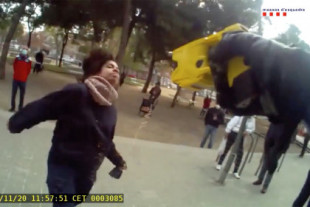 Un vídeo de los Mossos demuestra que infringieron el protocolo disparando con una táser a una mujer de Sabadell (CAT)