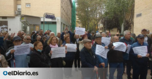Dos horas a la intemperie para cobrar la pensión en Madrid: un barrio obrero se moviliza contra el «maltrato» bancario