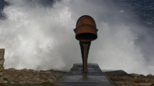 Tres jóvenes se juegan la vida al grabarse en punta Herminia, en A Coruña, cuando rompe una ola