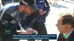 Así 'abroncó' un policía a franquistas que homenajearon al dictador el 20N: &quot;Hay símbolos que, por desgracia, no se pueden exhibir&quot;