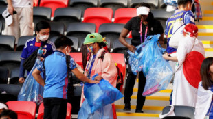 Los aficionados japoneses lo vuelven a hacer: limpian el estadio tras su remontada a España