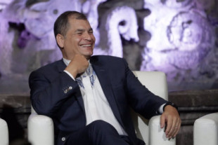 Correa insta a países como España a &quot;corregir&quot; la &quot;estupidez&quot; de reconocer a Guaidó en Venezuela, &quot;me voy a proclamar rey de España, a ver si me reconocen&quot;.
