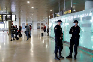 Un avión aterriza de emergencia en Barcelona y 28 migrantes saltan a la pista